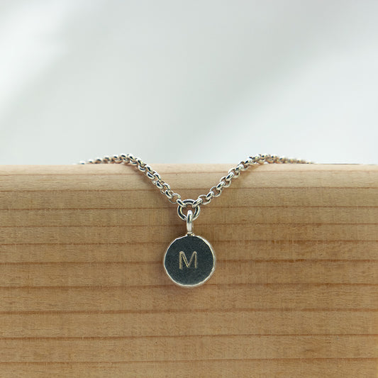 Zilveren armband met letter naar keuze.