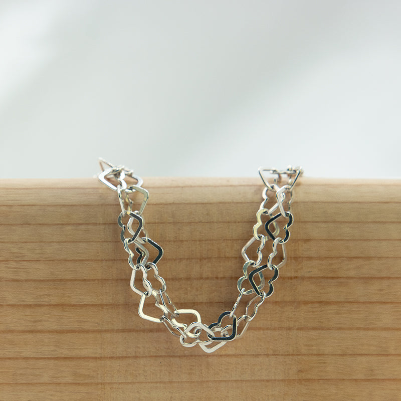 Zilveren armband met dubbele rij hartjes.