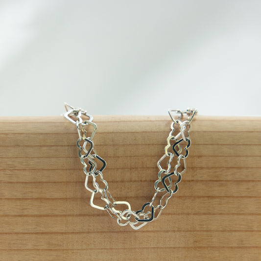 Zilveren armband met dubbele rij hartjes.