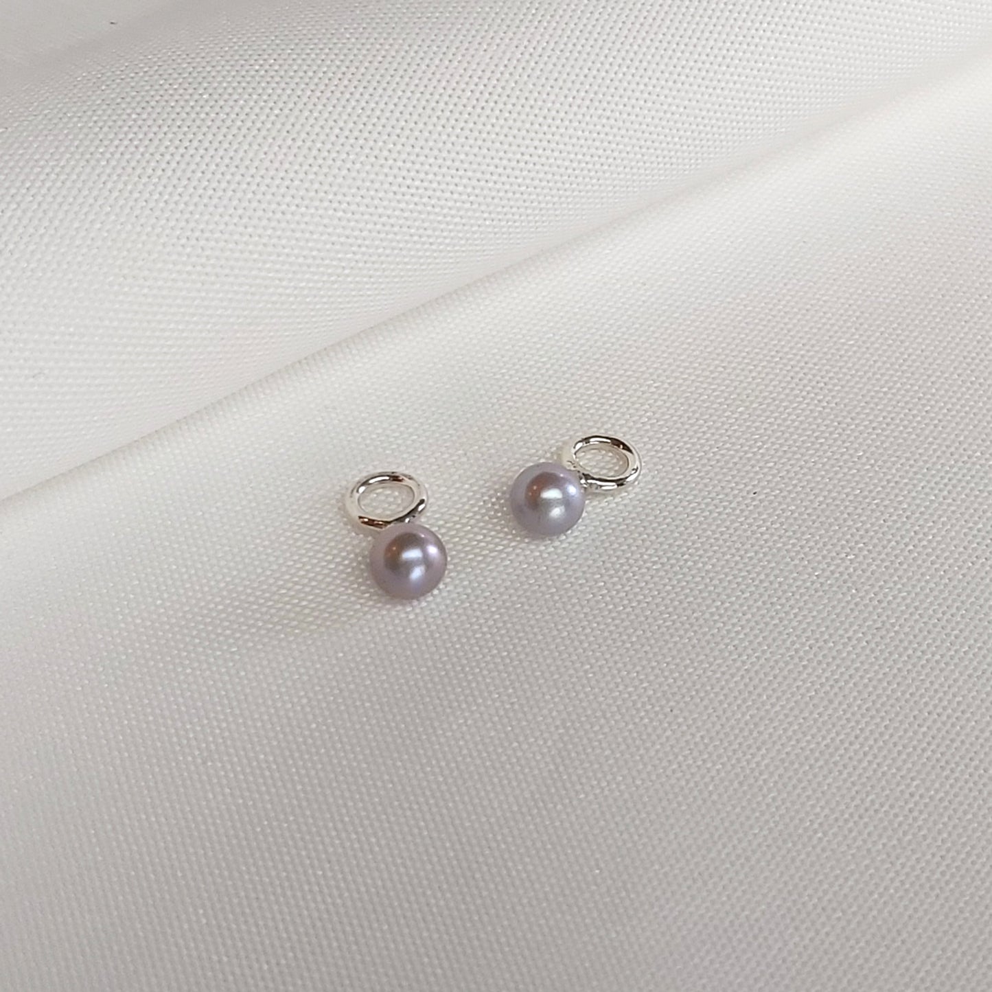 Oorhangers voor aan oorbellen met grijze zoetwaterparel.