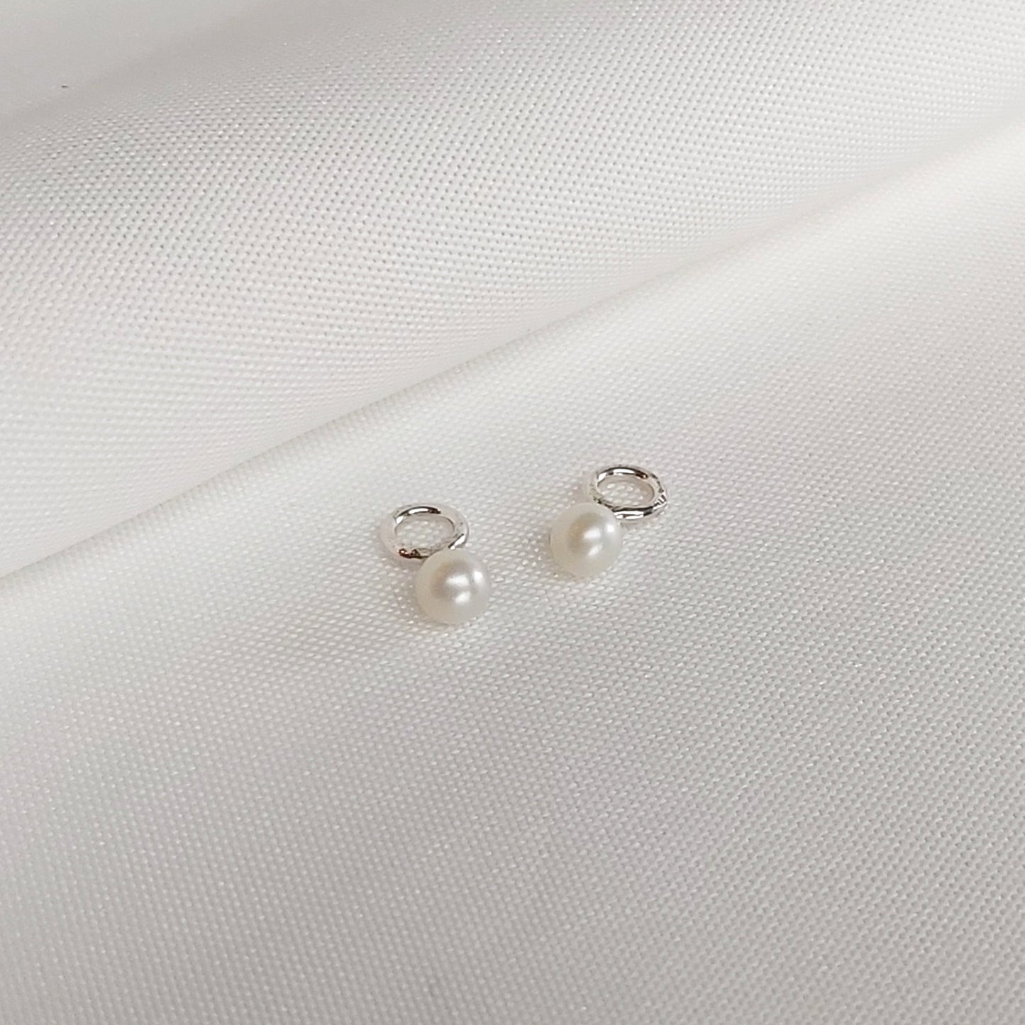 Oorhangers voor aan oorbellen met witte zoetwaterparel.
