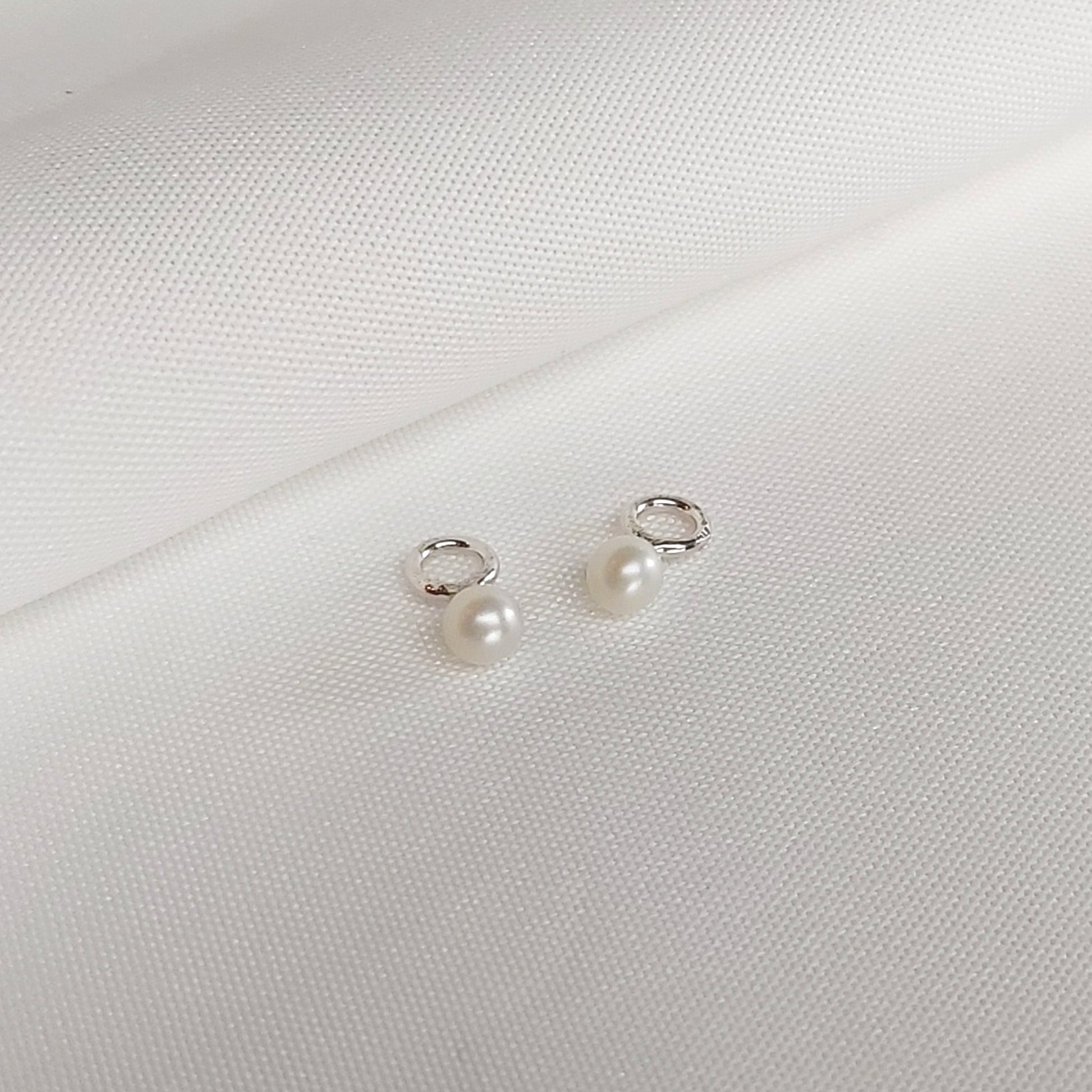 Oorhangers voor aan oorbellen met witte zoetwaterparel.