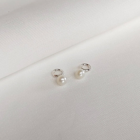 Oorhangers voor aan oorbellen met witte zoetwaterparel.