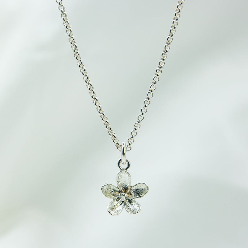 Zilveren ketting met bloemetjes hanger.