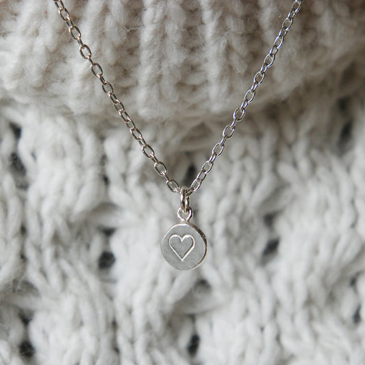 925 Zilveren ketting met munt bedel en hart. Handgemaakt ketting met bedel van Gerecycled Zilver. Leuk om cadeau te doen van iemand waar je van houdt. Vind het bij MoM with Jewels.