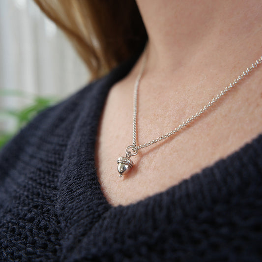 Zilveren ketting met eikeltjes hanger.