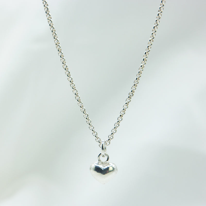 Zilveren ketting met hartjes hanger.