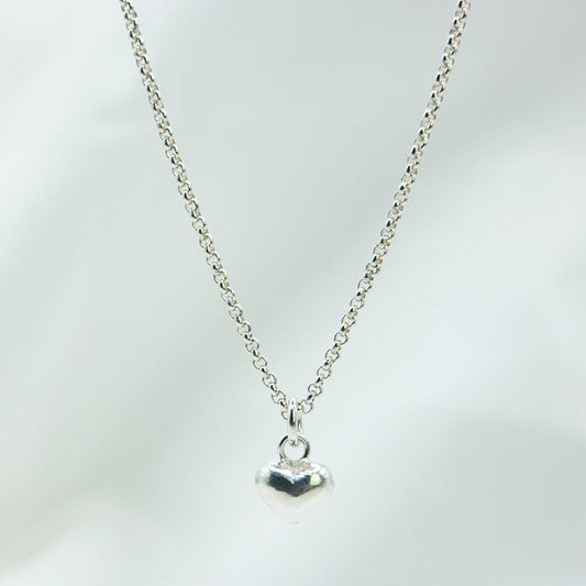 Zilveren ketting met hartjes hanger.