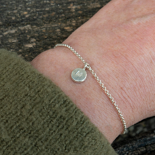 Zilveren armband met letter naar keuze.