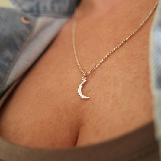 Zilveren maan hanger. Halve maan ketting.