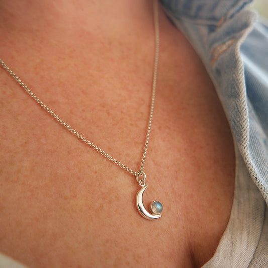 Zilveren maan hanger met maansteen aan zilveren ketting
