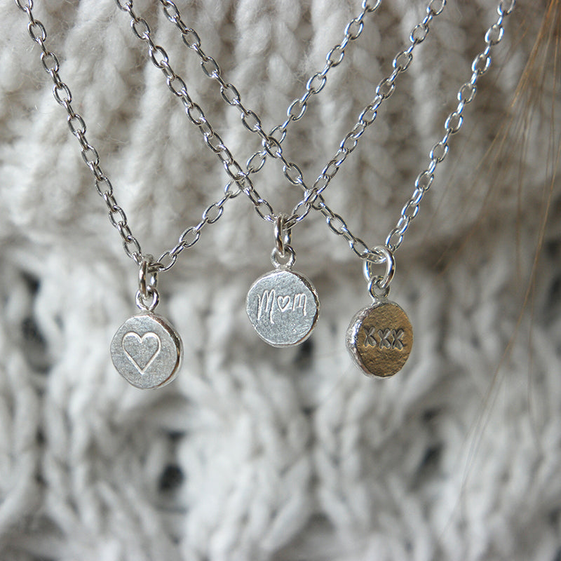 925 Zilveren ketting met munt bedel en Mom personalisatie. Handgemaakte 925 Zilveren ketting met bedel van gerecycled Zilver. Vind het perfecte cadeau bij MoM with Jewels.