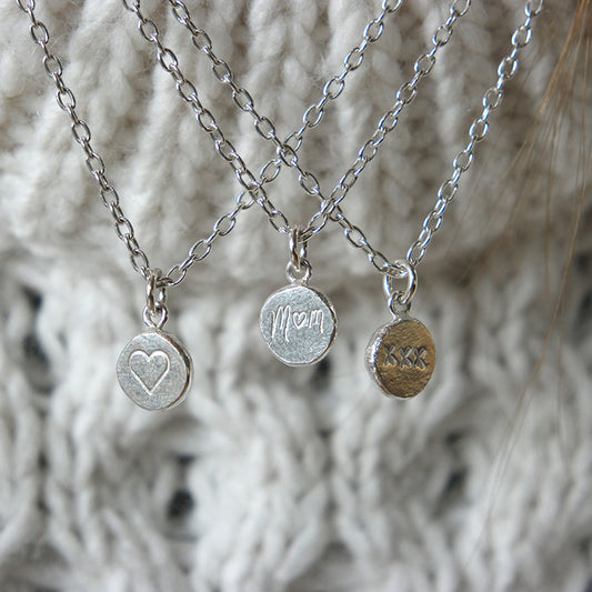 Zilveren ketting met munt bedel en kusjes personalisatie. Handgemaakte zilveren ketting met bedel van gerecycled 925 zilver. Wie geef jij graag kusjes?