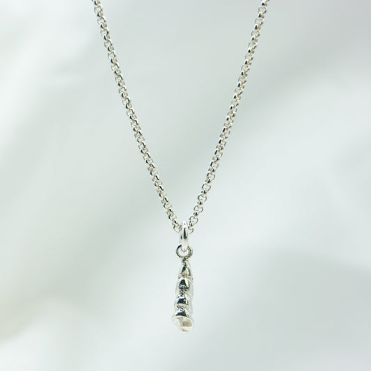 Zilveren schelp hanger aan een zilveren ketting. Handgemaakt zilveren schelp bedel.