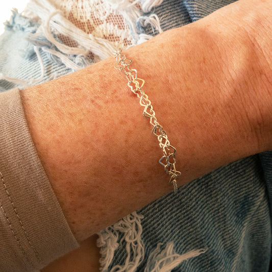 Zilveren armband met dubbele rij hartjes.