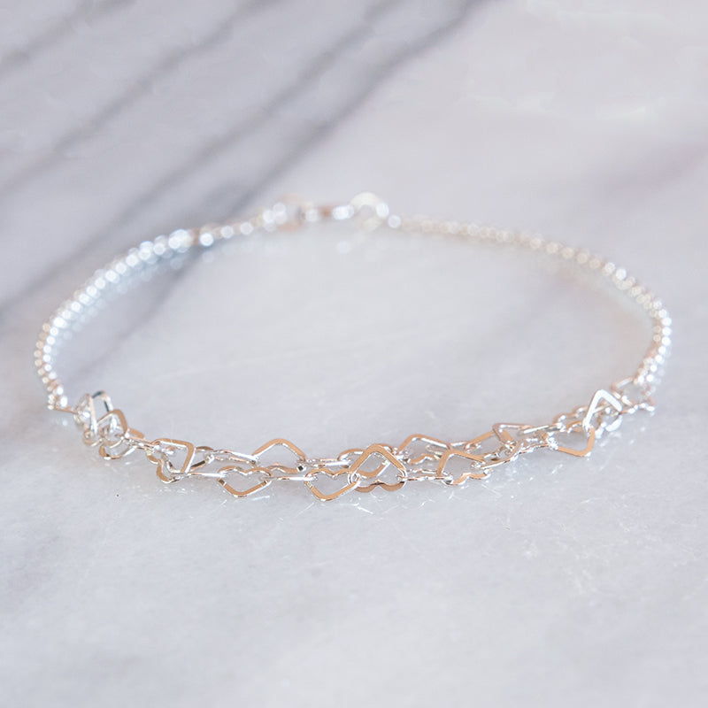 Zilveren armband met dubbele rij hartjes.