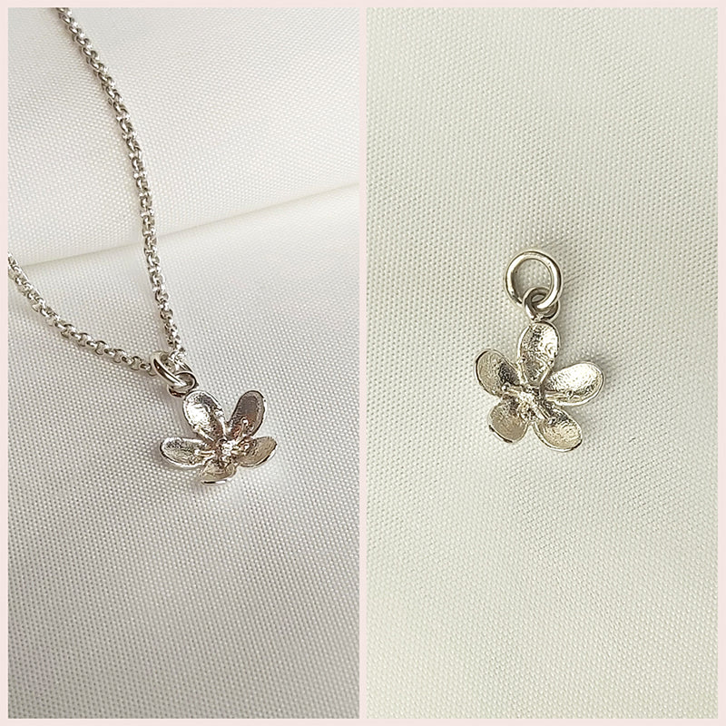Zilveren ketting met bloemetjes hanger. Bloemetjes bedel ook los te koop.