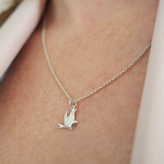 Zilveren ketting met duif hanger.