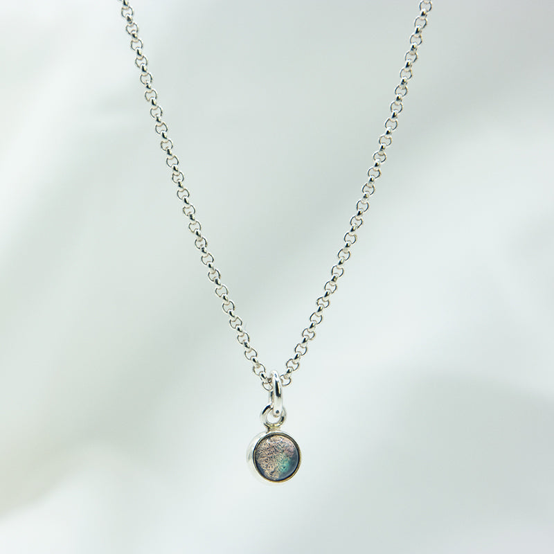 Zilveren ketting met Labradoriet hanger.