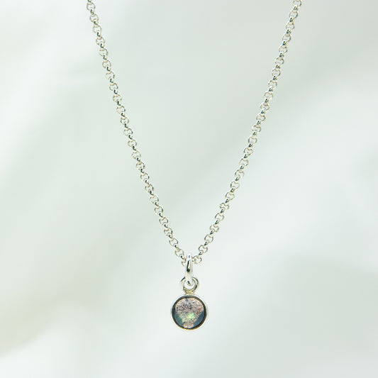 Zilveren ketting met Labradoriet hanger.