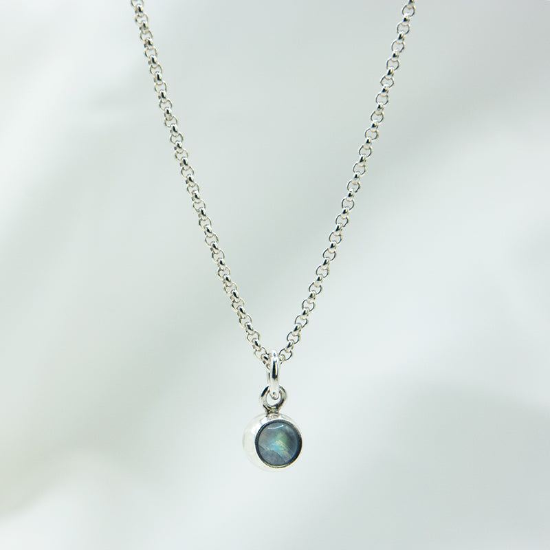 Zilveren ketting met  Maansteen hanger.