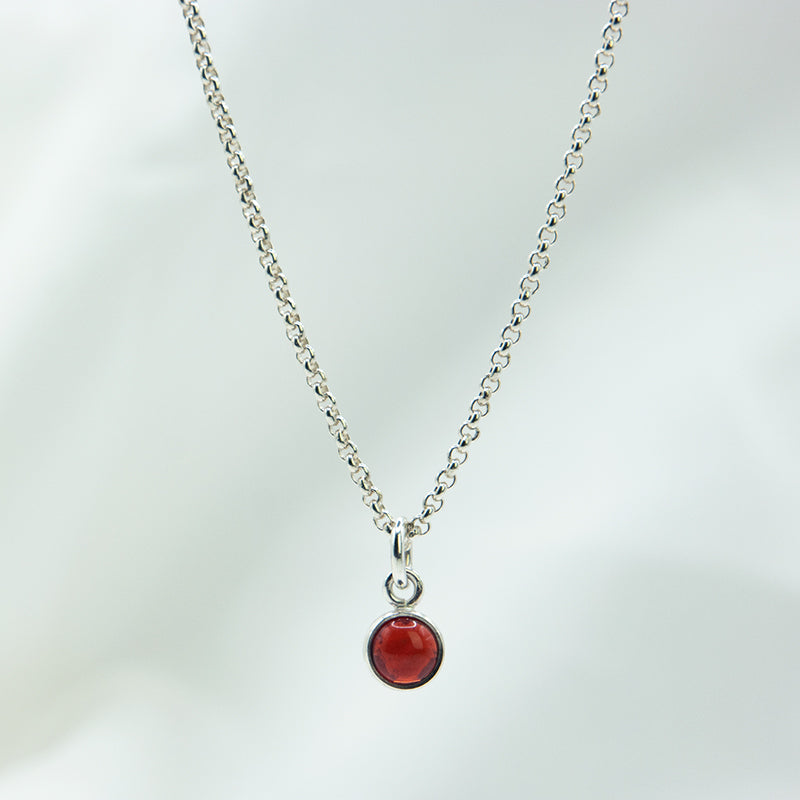 Fijne zilveren ketting met Granaat. Hanger ook los te bestellen.