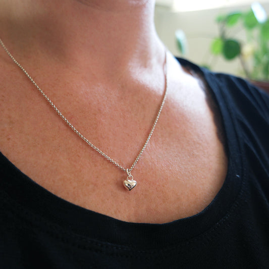 Zilveren ketting met hartjes hanger.