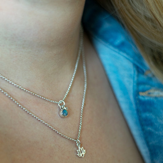 Zilveren lotus bedel aan zilveren ketting.