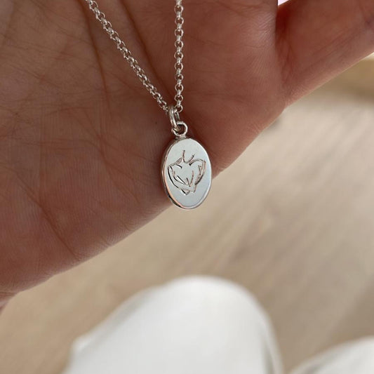 Zilveren ketting met self love hanger van het boek Unhappy Single geschreven door Yentl Spijk