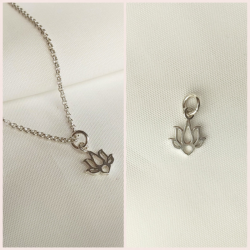 Losse zilveren lotus hanger voor aan een ketting. Handgemaakte zilveren lotus bedel.