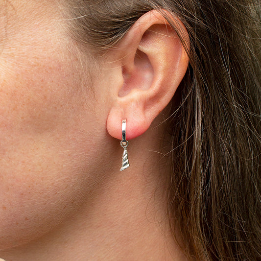 Zilveren schelp oorhanger aan gladde creolen.