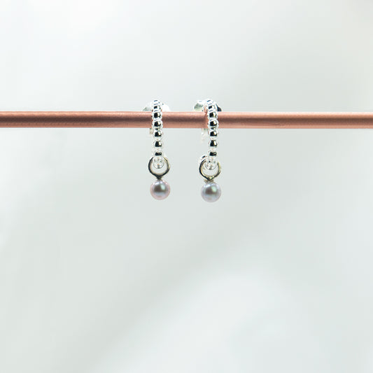 Zilveren pareldraad oorbellen met grijze parels