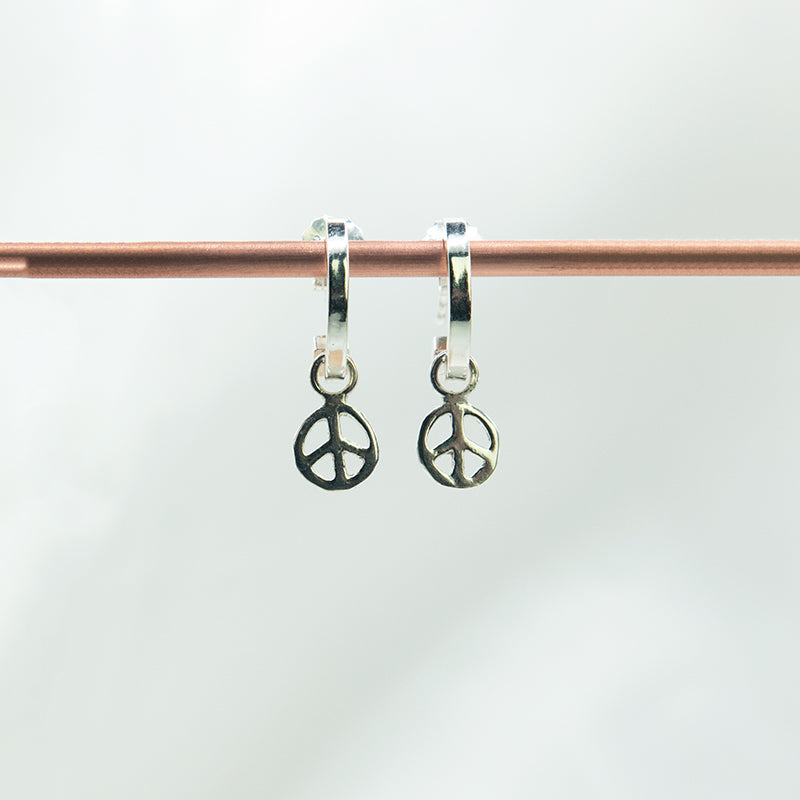 Zilveren peace hangers aan gladde creolen