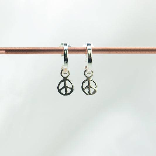 Zilveren peace hangers aan gladde creolen