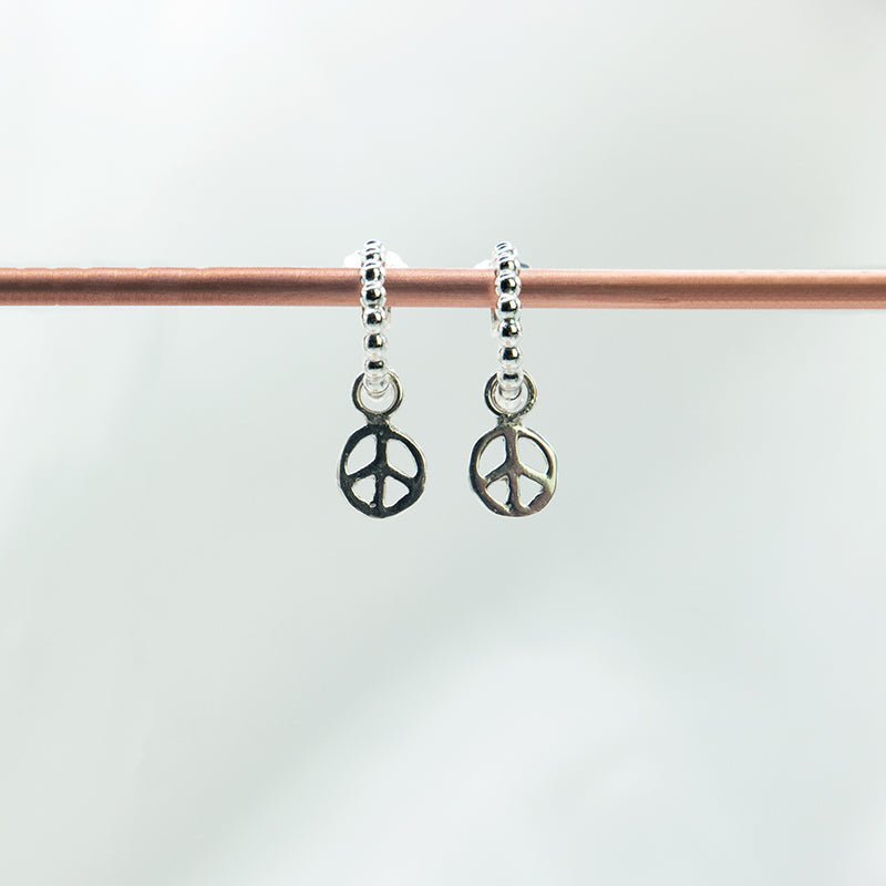 Zilveren peace hangers aan pareldraad creolencreolen