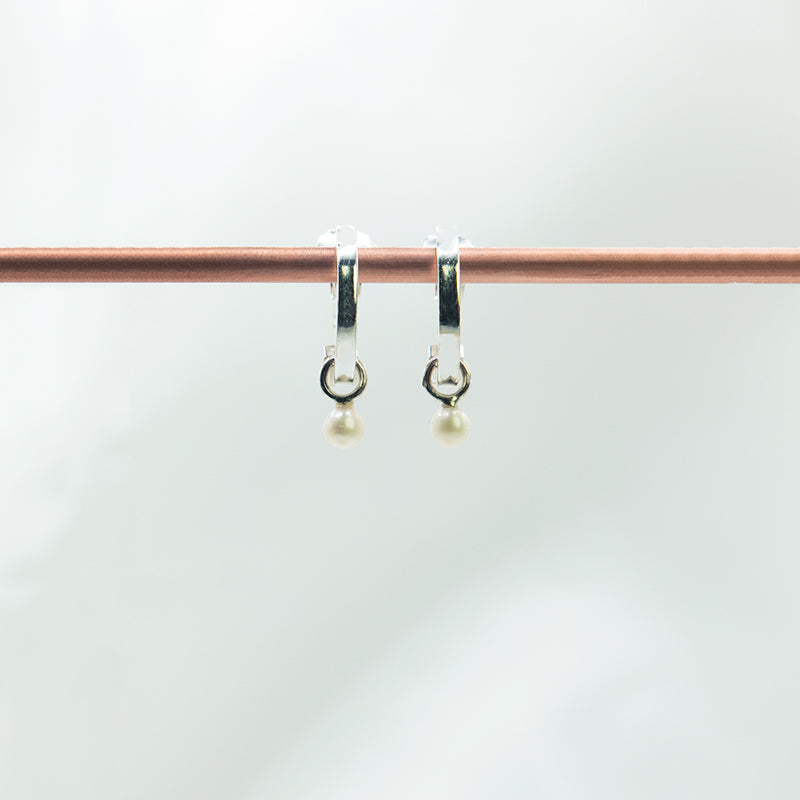 Gladde zilveren creolen met witte zoetwater Parels.