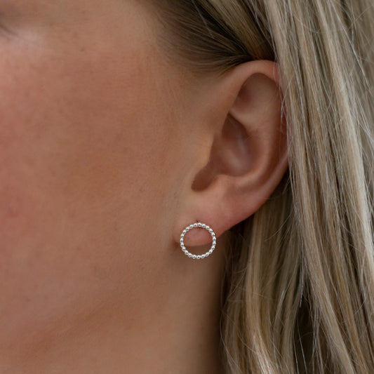 Zilveren minimalistische oorbellen. Cirkel oorstekers van 925 Sterling Zilver. Handgemaakt door MoM with Jewels