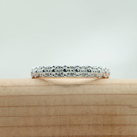 Zilveren bloem ring met witte afwerking.