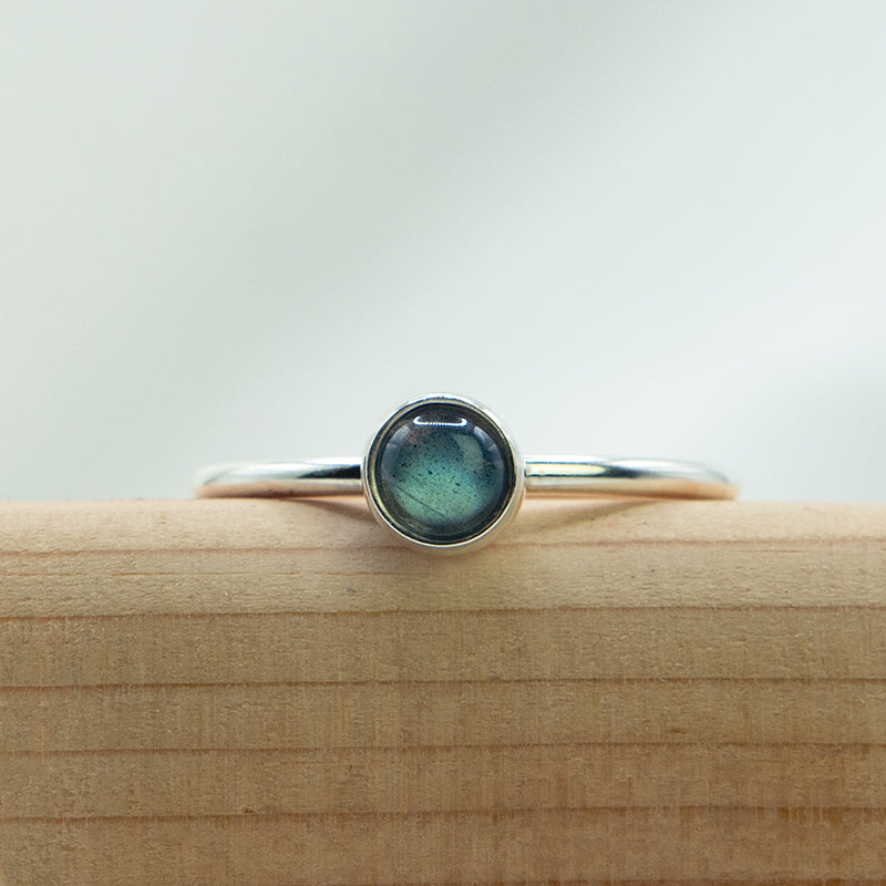 Fijne zilveren ring met Labradoriet.