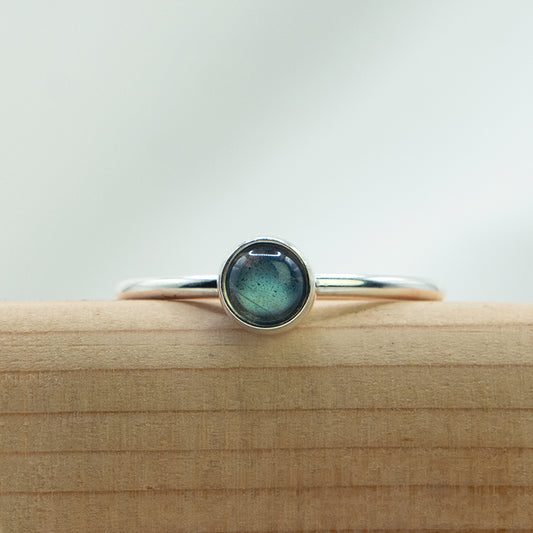 Fijne zilveren ring met Labradoriet.