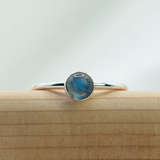 Fijne zilveren ring met regenboog Maansteen.