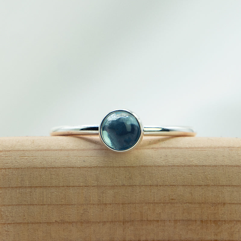 Fijne zilveren ring met blauwe Topaas.