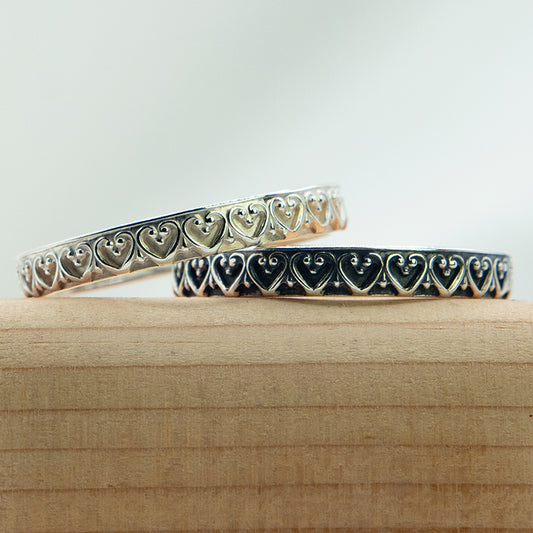 Zilveren ring met sierlijk hartjes patroon. Keuze uit donkere of lichte afwerking.