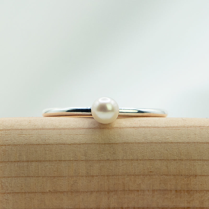 Fijne zilveren ring met witte zoetwater parel.