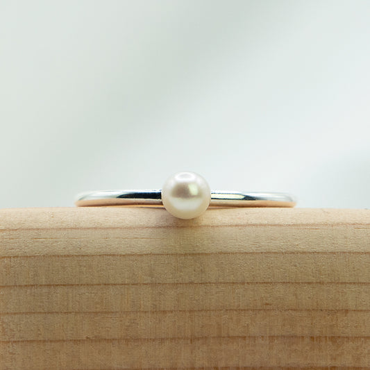 Fijne zilveren ring met witte zoetwater parel.