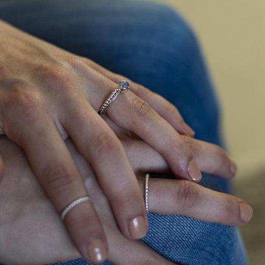 Zilveren stapelring met regenboogmaasteen | 925 Sterling Zilver | Handgemaakt door MoM with Jewels