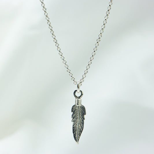 Zilveren veer hanger aan een zilveren ketting. Handgemaakt zilveren veer bedel.