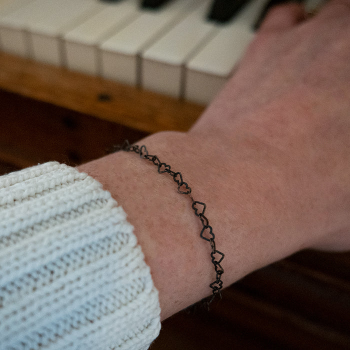Zilveren armband | Hartjes schakel (zwart)