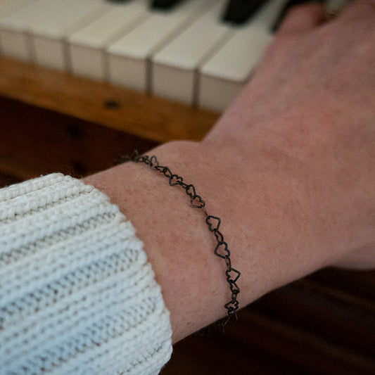 Zilveren armband | Hartjes schakel (zwart)