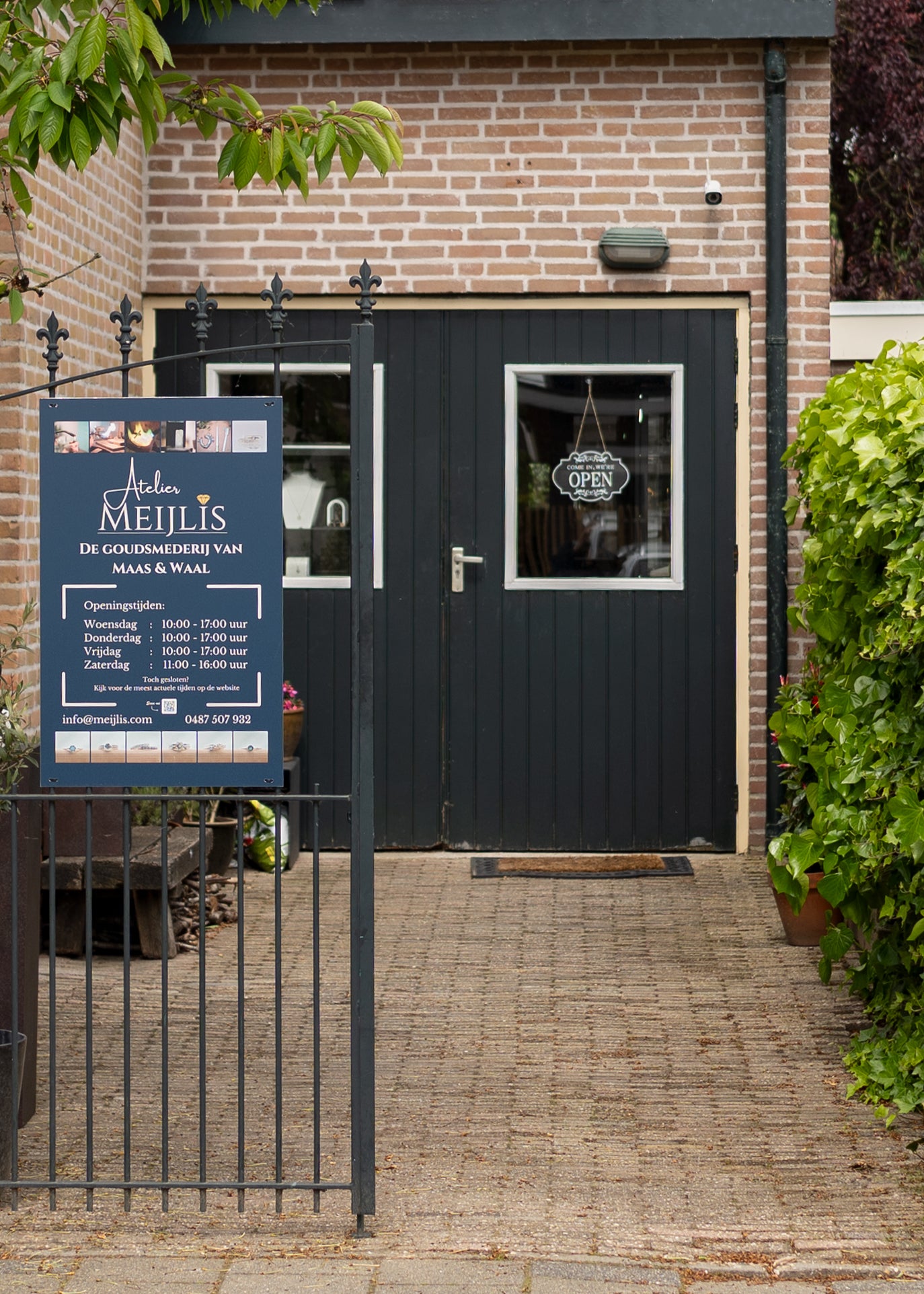 De ingang van atelier Meijlis in Boven-Leeuwen waar de sieraden van MoM with Jewels gemaakt worden.